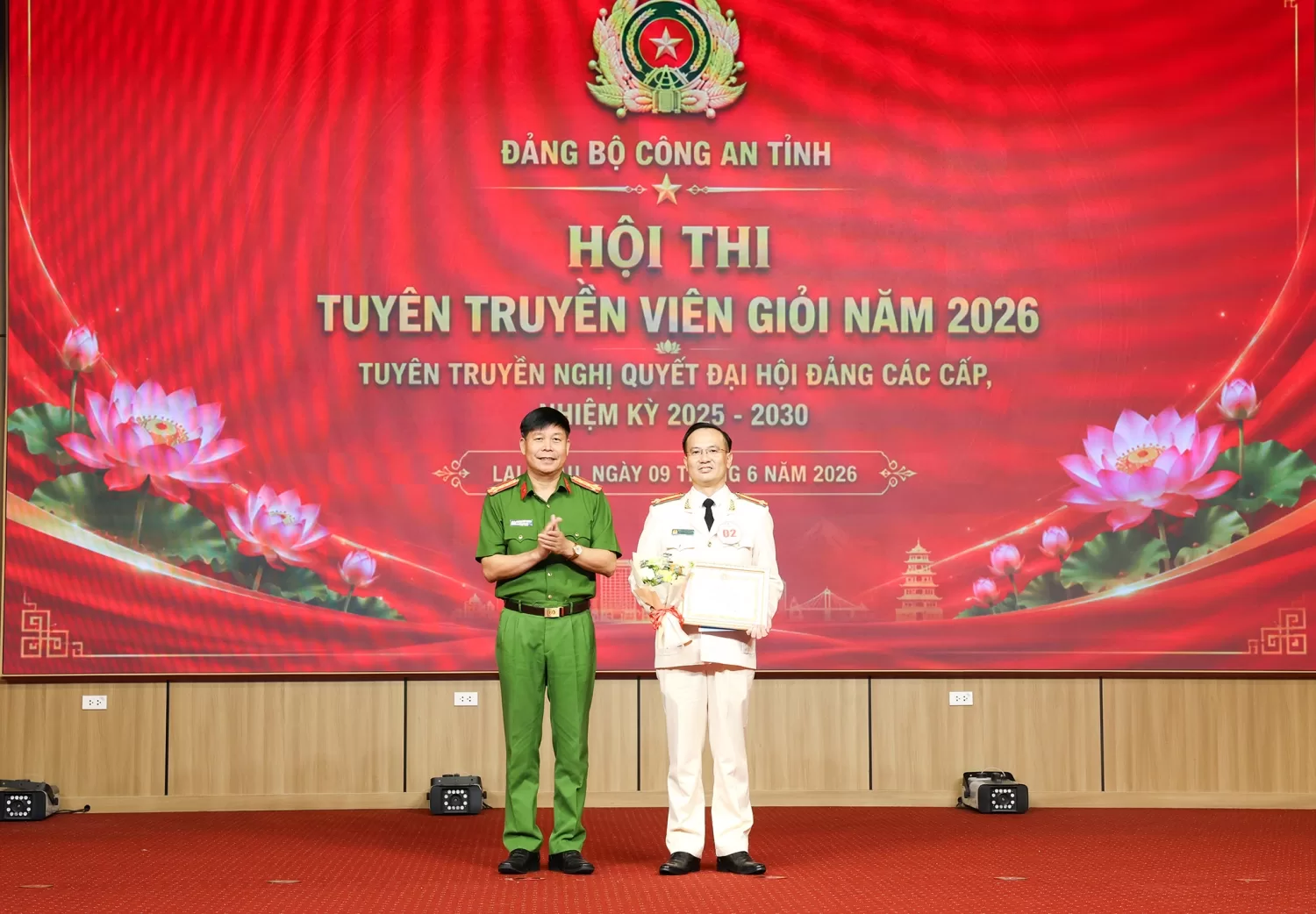 Đồng chí Đại tá Khoàng Văn Thương – Ủy viên BTV Đảng ủy, Phó Giám đốc Công an tỉnh trao giải Nhất cho đồng chí Vàng Hưng Phong – Phó Bí thư Đảng bộ Phòng Tham mưu, Công an tỉnh.