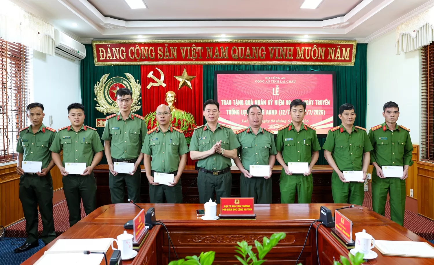Đại tá Tao Văn Trường, Phó Giám đốc Công an tỉnh trao quà từ Quỹ Nghĩa tình đồng đội cho cán bộ, chiến sĩ có hoàn cảnh đặc biệt khó khăn nhân dịp kỷ niệm 80 năm Ngày truyền thống lực lượng An ninh nhân dân.