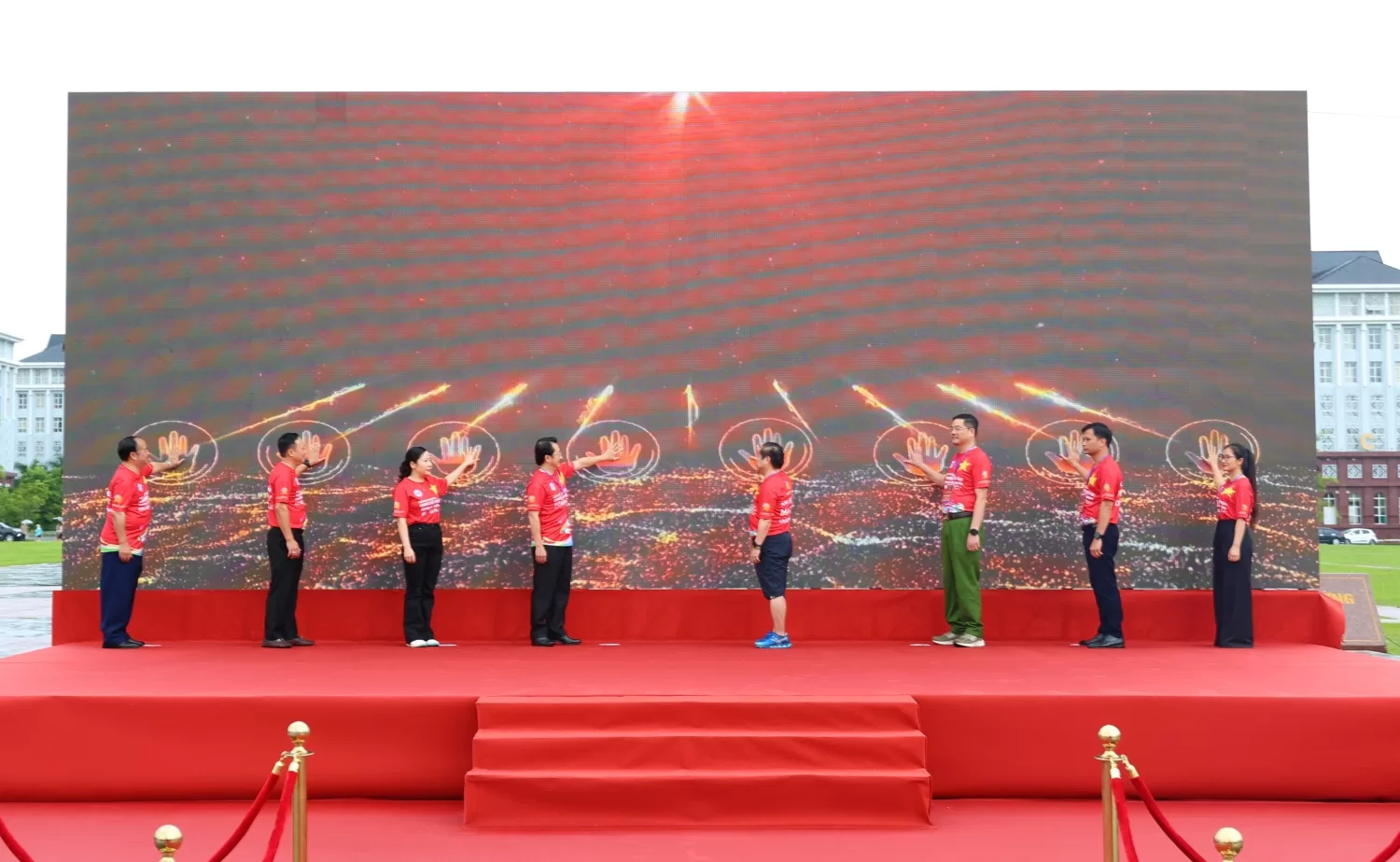 Các đại biểu chính thức phát động phong trào "Chung một quyết tâm xây dựng xã, phường, đặc khu không ma túy".
