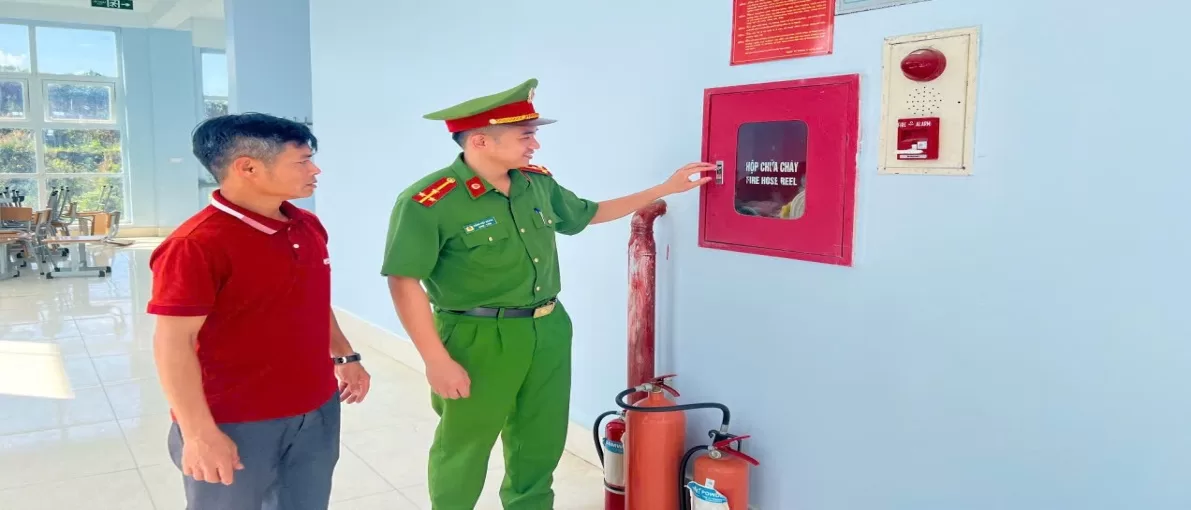 Cán bộ Phòng Cảnh sát PCCC và CNCH kiểm tra công tác thường trực chữa cháy và cứu nạn cứu hộ tại Trường THPT chuyên Lê Quý Đôn