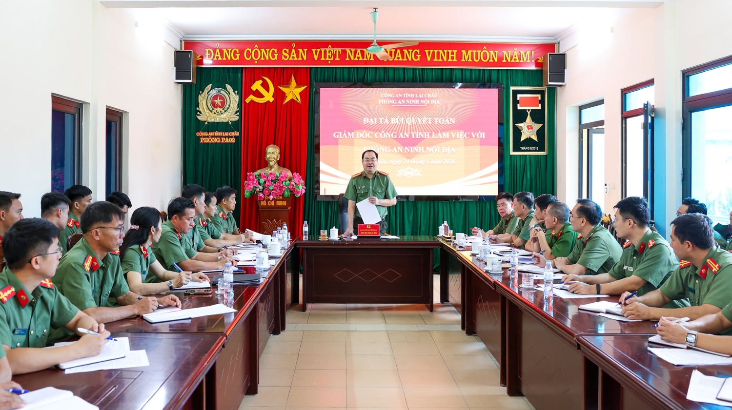 Quang cảnh buổi làm việc