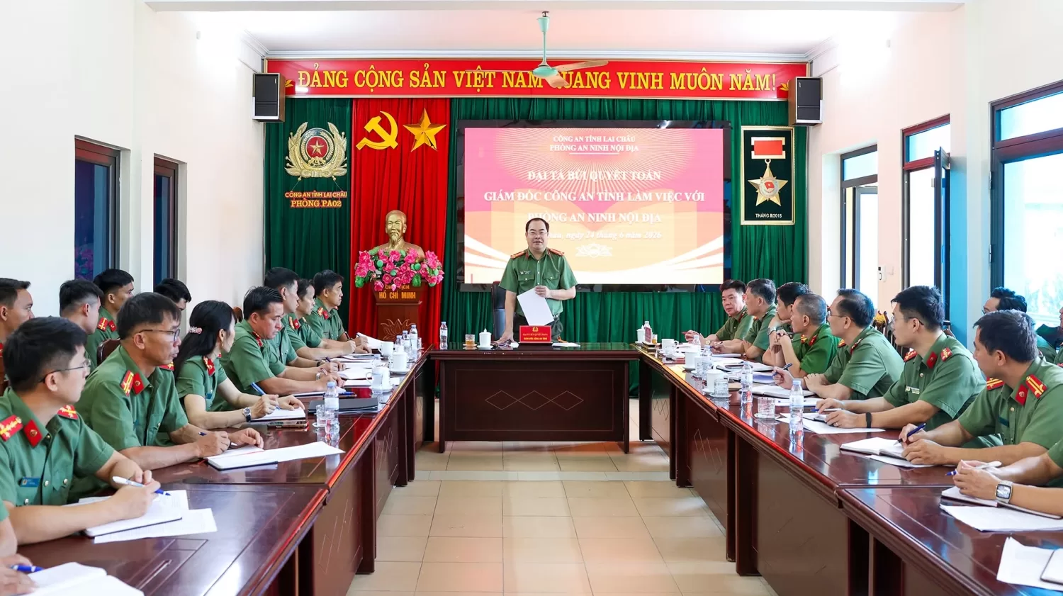 Quang cảnh buổi làm việc