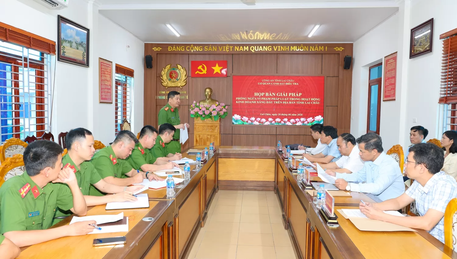 Đại tá Phạm Hải Đăng - Thủ trưởng Cơ quan CSĐT, Phó Giám đốc Công an tỉnh Lai Châu chủ trì cuộc họp