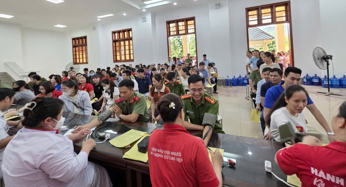 Cán bộ, chiến sĩ Công an tỉnh Lai Châu tham gia hiến máu tình nguyện