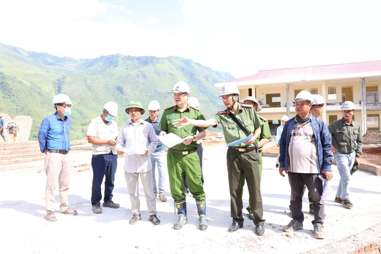 Đại tá Phạm Hải Đăng - Phó Giám đốc Công an tỉnh đôn đốc công tác trồng cây xanh quanh khuôn viên trường