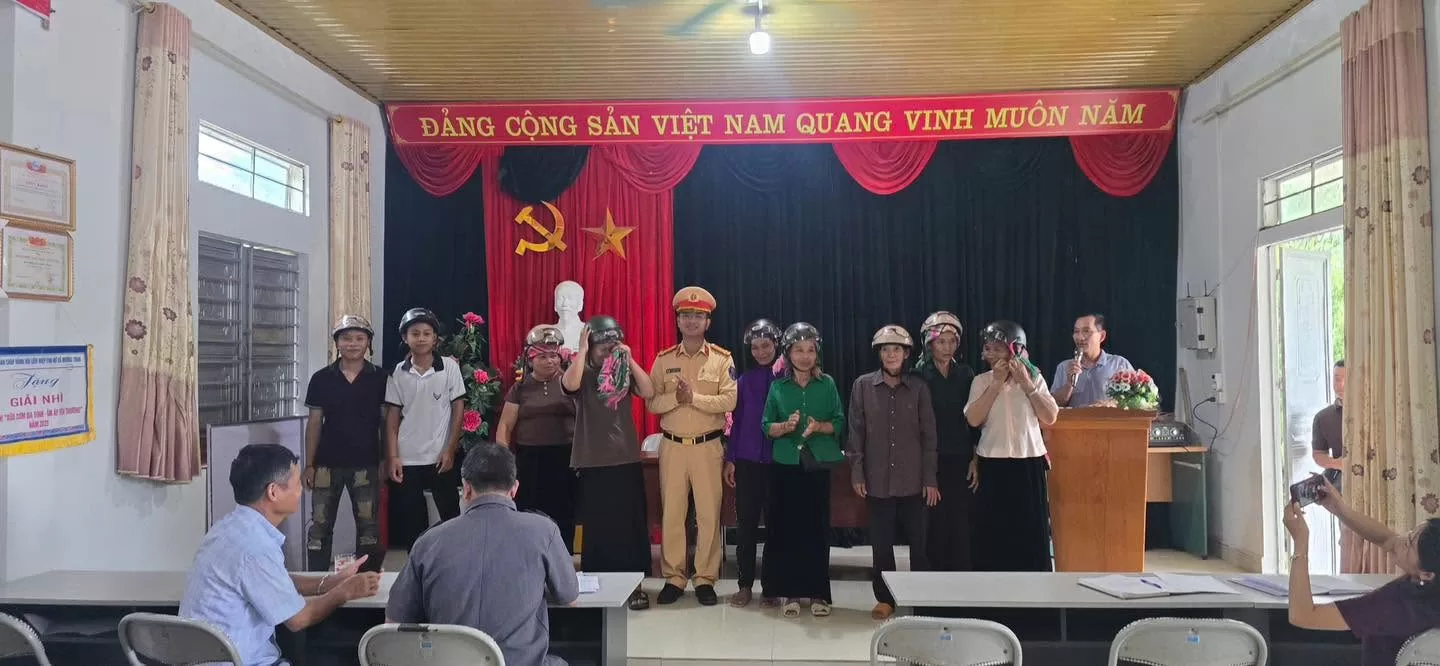 Đội Cảnh sát giao thông đường bộ số 3 trao mũ bảo hiểm cho nhân dân