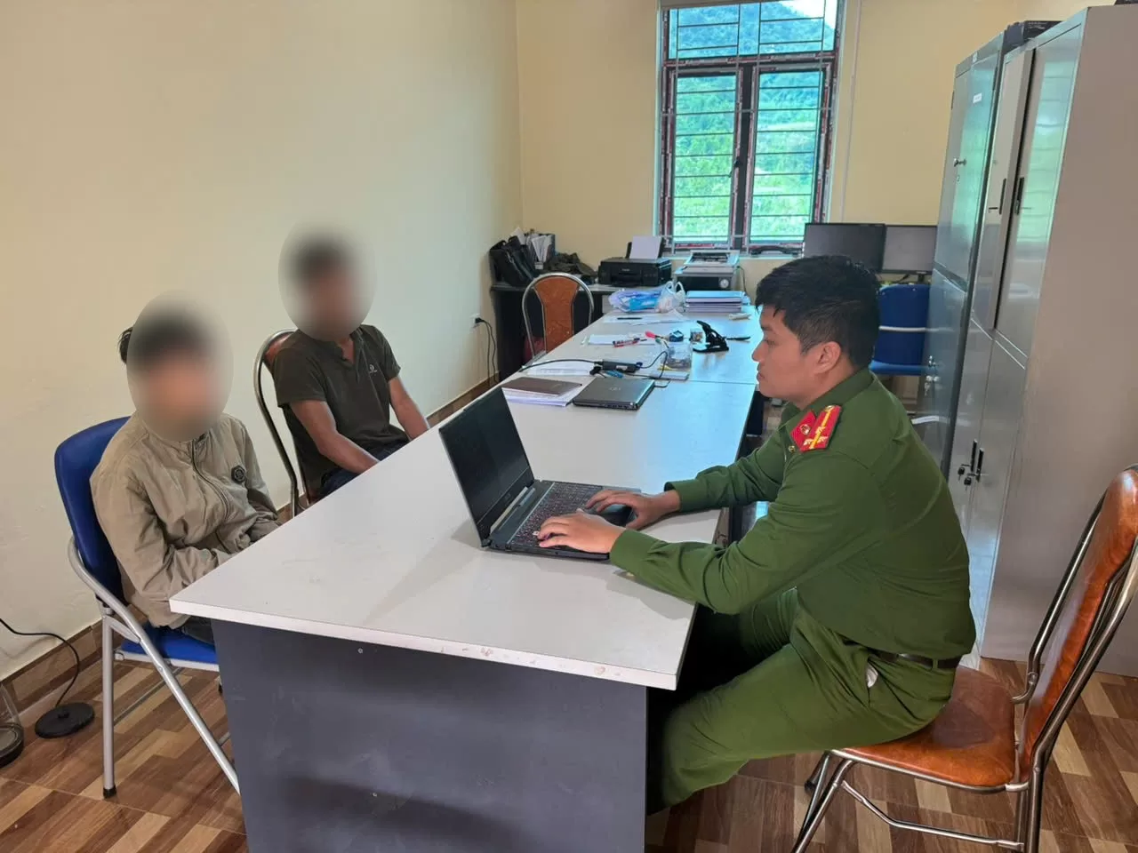 Công an xã lấy lời khai đối tượng dưới sự chứng kiến của người giám hộ để làm rõ nội dung vụ việc