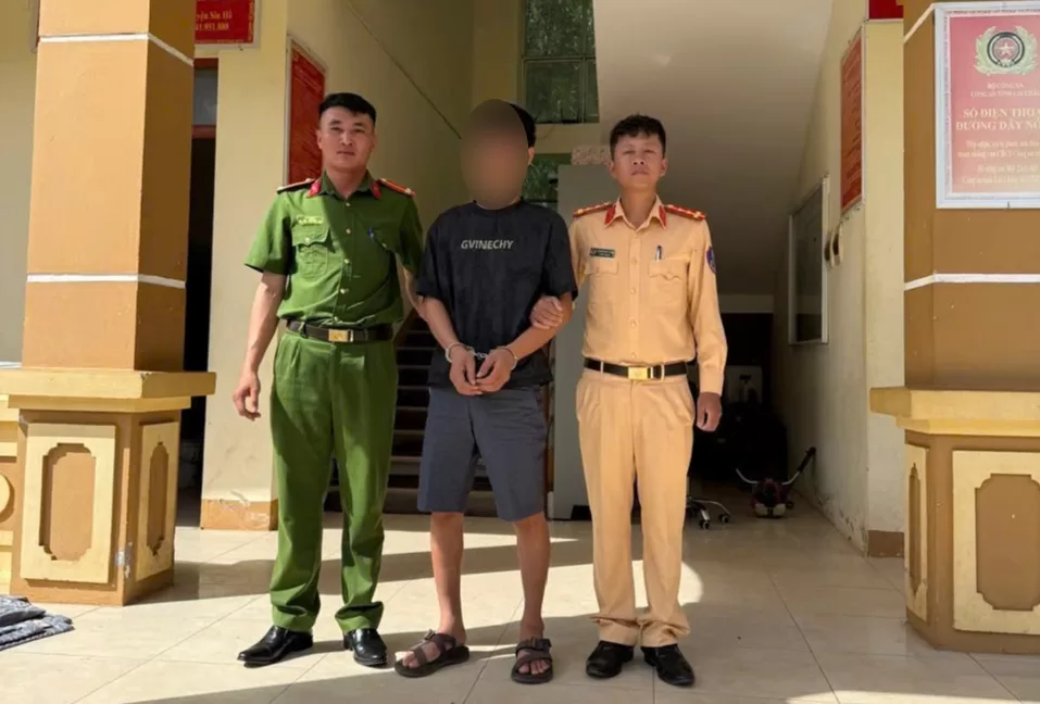 Lực lượng CSGT phối hợp bắt quả tang đối tượng tàng trữ trái chất ma túy