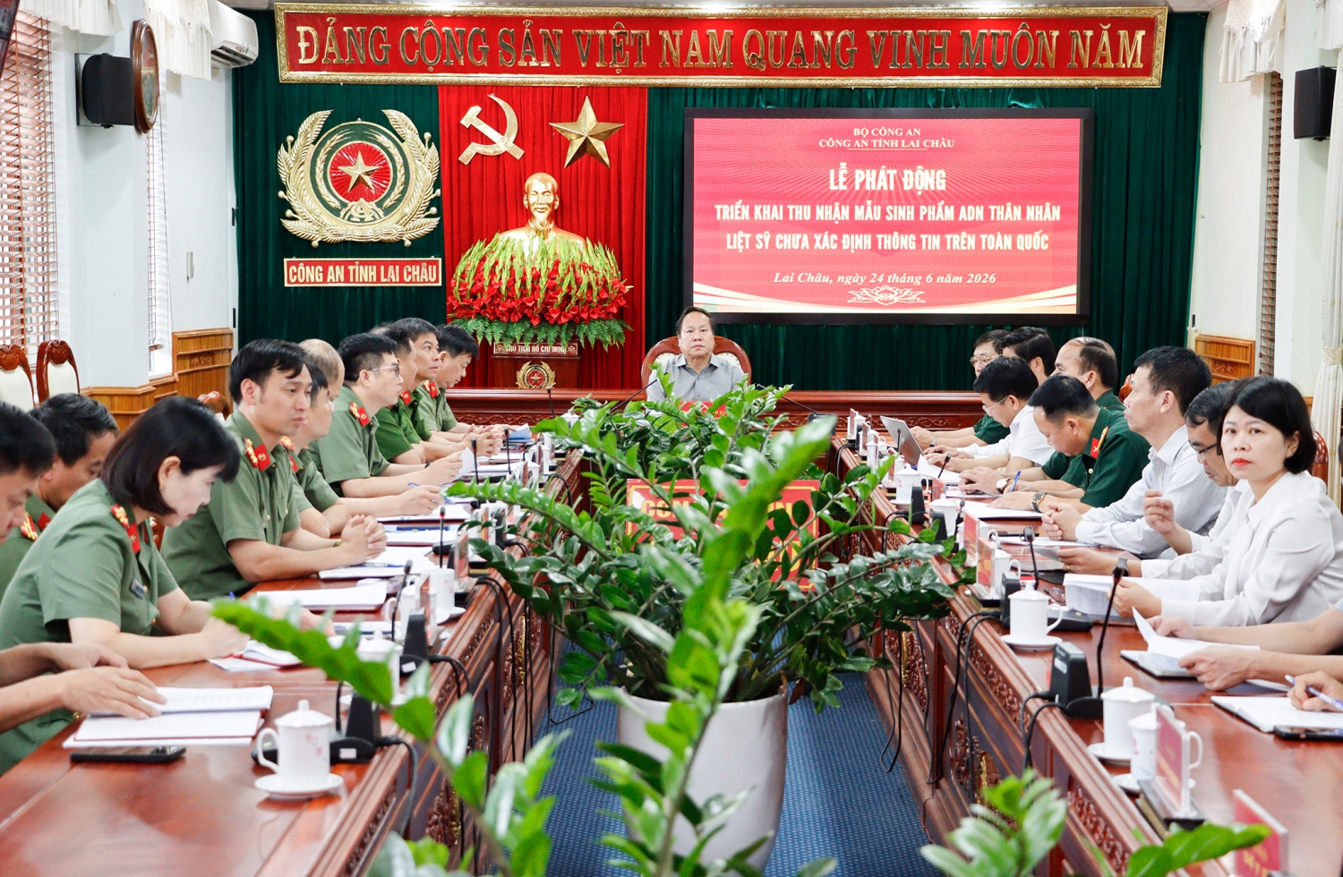 Đồng chí Tống Thanh Hải - Ủy viên Ban Thường vụ Tỉnh ủy, Phó Chủ tịch Thường trực UBND tỉnh cùng các đồng chí trong Ban Giám đốc Công an tỉnh, thành viên Ban Chỉ đạo tìm kiếm, quy tập và xác định danh tính tỉnh Lai Châu… dự buổi lễ tại điểm cầu Công an t