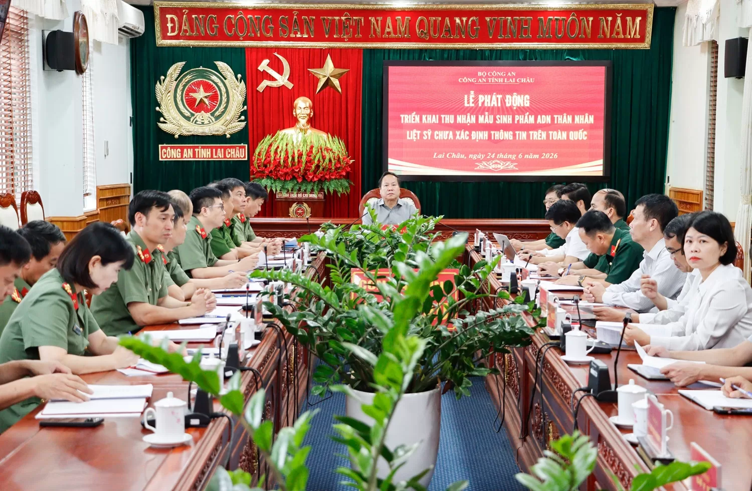 Đồng chí Tống Thanh Hải - Ủy viên Ban Thường vụ Tỉnh ủy, Phó Chủ tịch Thường trực UBND tỉnh cùng các đồng chí trong Ban Giám đốc Công an tỉnh, thành viên Ban Chỉ đạo tìm kiếm, quy tập và xác định danh tính tỉnh Lai Châu… dự buổi lễ tại điểm cầu Công an t