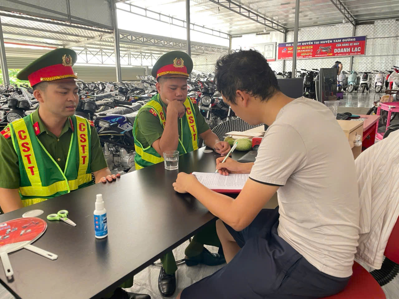 Chủ cơ sở mua bán, sửa chữa xe ký cam kết không "độ, chế" xe