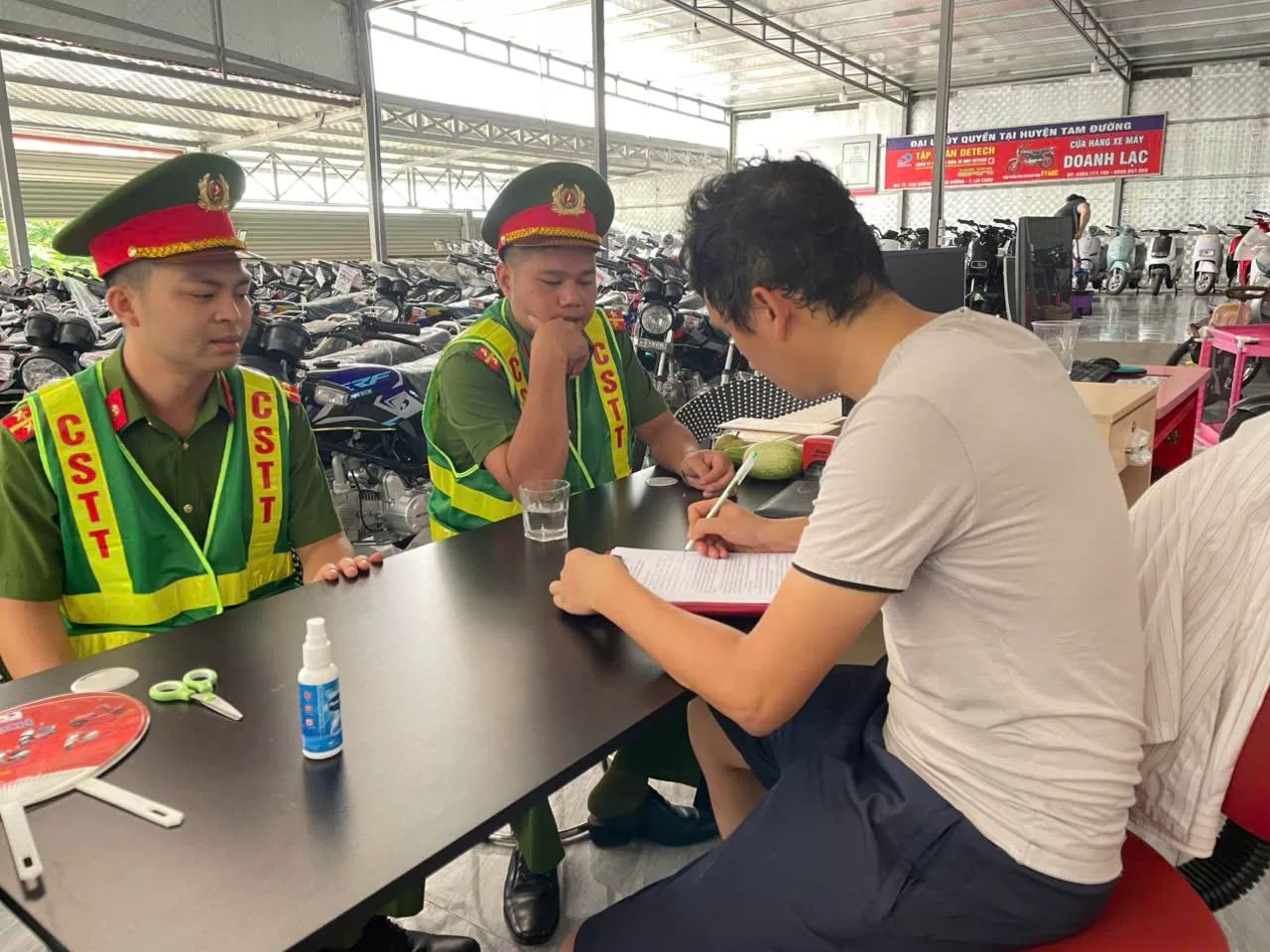 Chủ cơ sở mua bán, sửa chữa xe ký cam kết không "độ, chế" xe