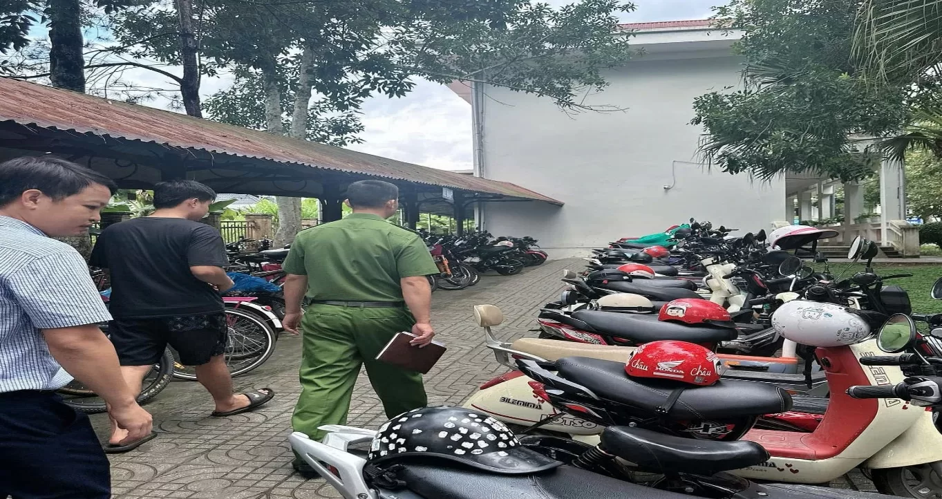 Cán bộ Công an xã Bình Lư phối hợp kiểm tra các điều kiện bảo đảm an ninh, an toàn tại điểm thi trên địa bàn.