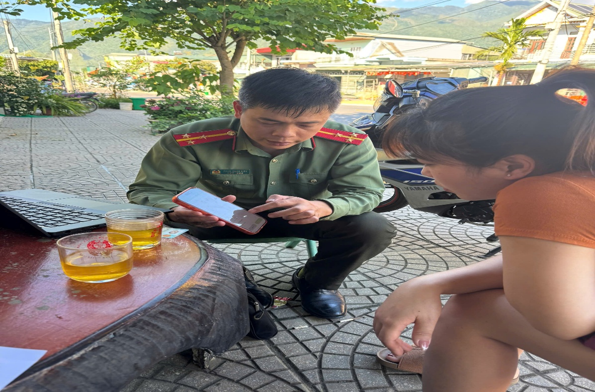 cán bộ Tổ An ninh Công an xã Than Uyên hướng dẫn cơ sở lưu trú trên địa bàn