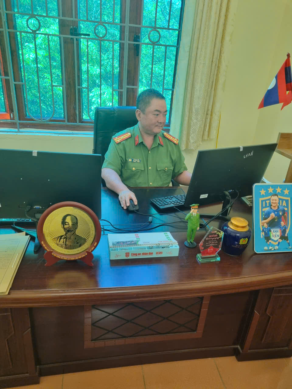 Lãnh đạo phòng Hồ sơ nghiệp vụ tập trung giải quyết các yêu cầu tra cứu trên hệ thống phần mềm
