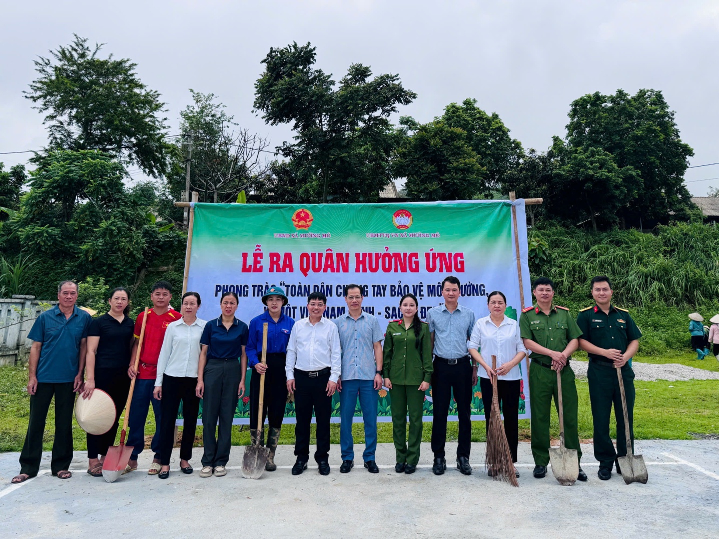 Lãnh đạo tham dự cùng đoàn viên thanh niên, các đơn vị, bà con nhân dân chụp ảnh lưu niệm tại buổi lễ
