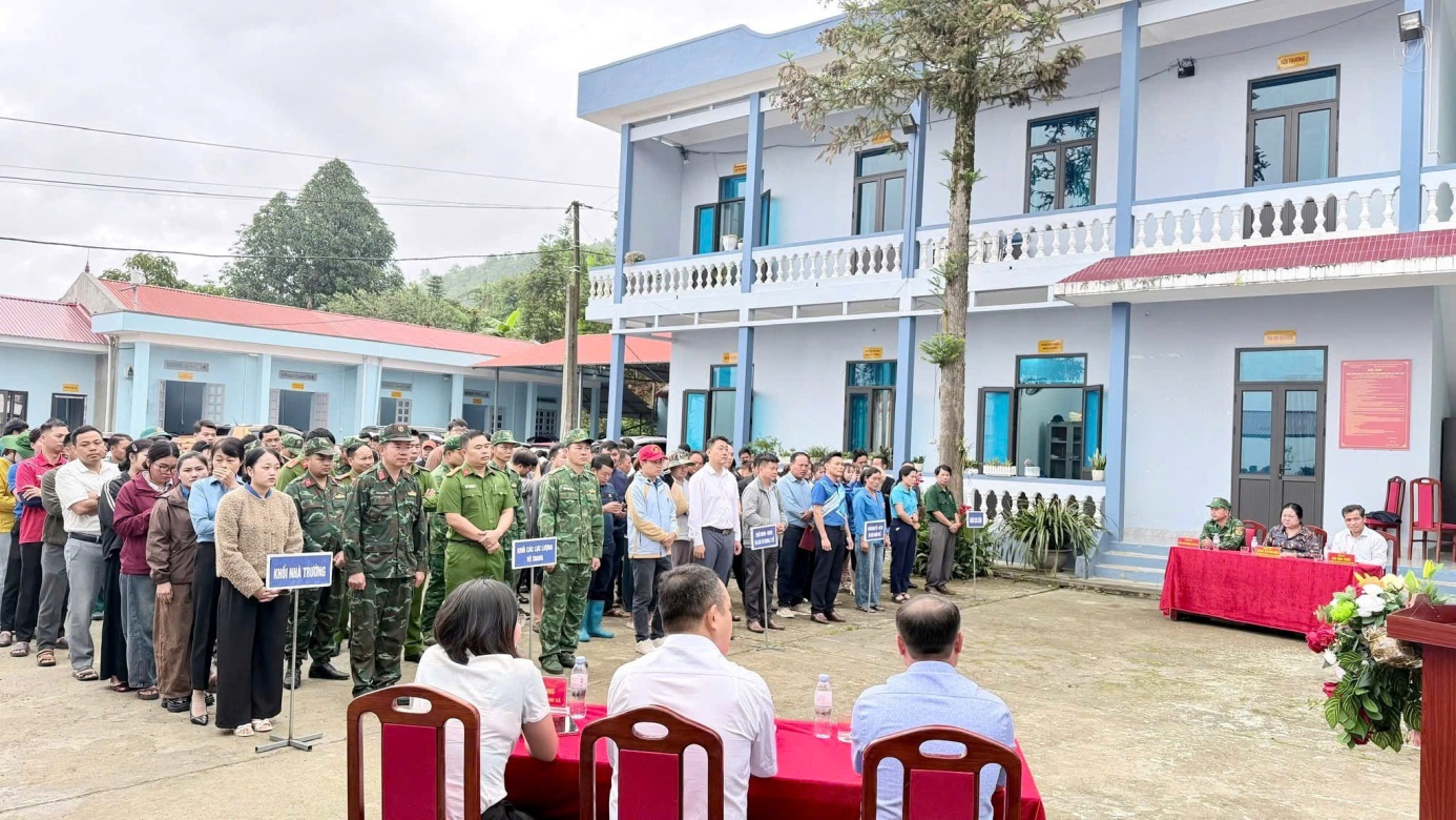 Cán bộ Công an xã tham dự buổi lễ ra quân hưởng ứng