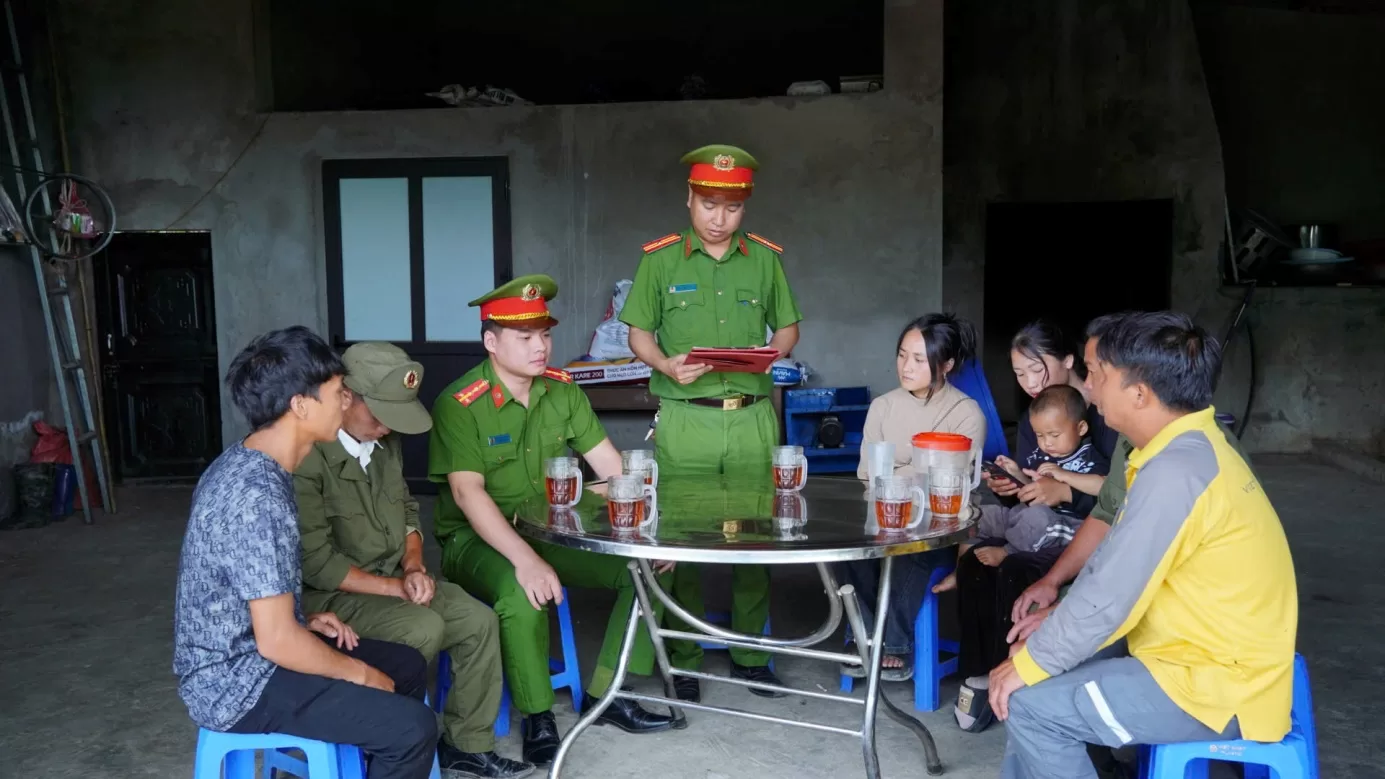 Cán bộ, chiến sĩ Công an xã Dào San đến các bản để tuyên truyền, phổ biến kiến thức cho bà con Nhân dân