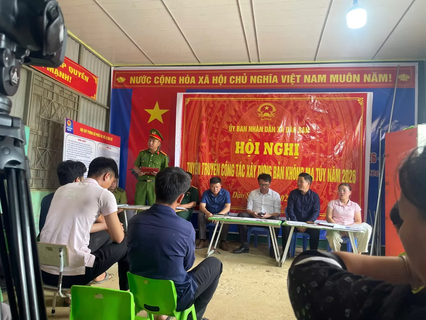Cán bộ Công an xã Dào San tuyên truyền, phổ biến kiến thức cho bà con Nhân dân