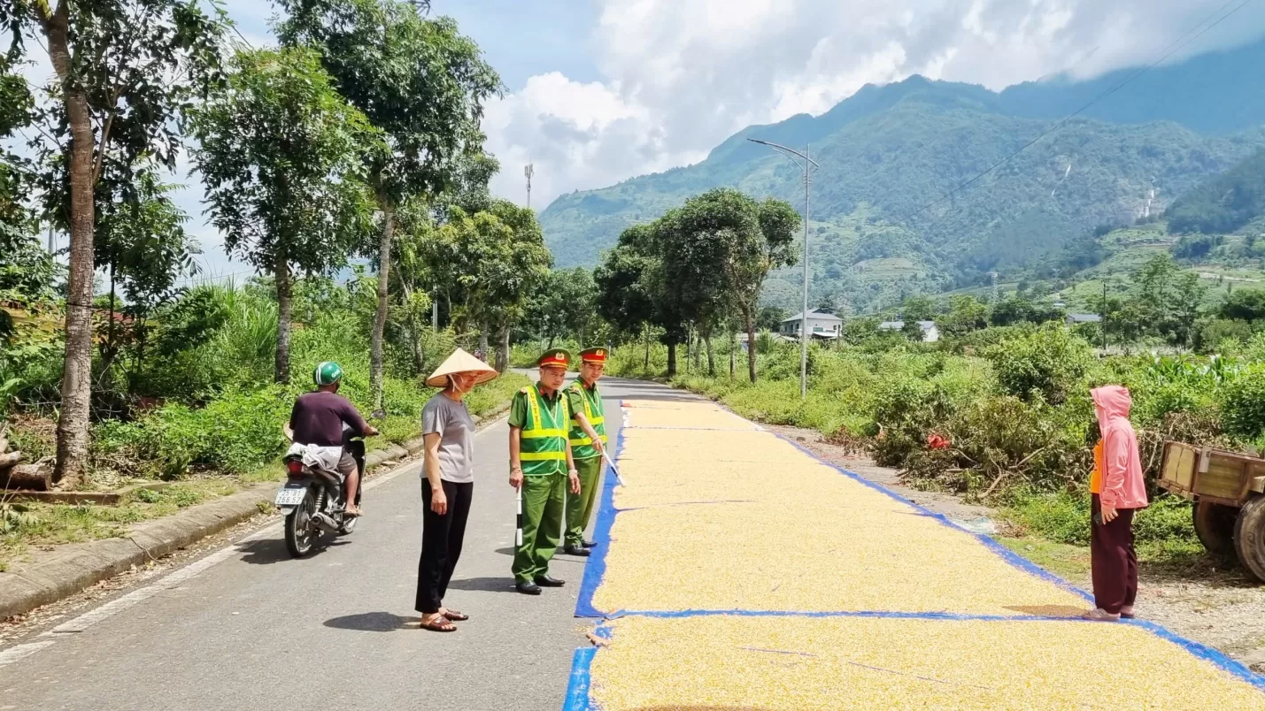 Công an xã tuyên truyền, nhắc nhở người dân không sử dụng lòng đường, lề đường để phơi nông sản, rơm rạ