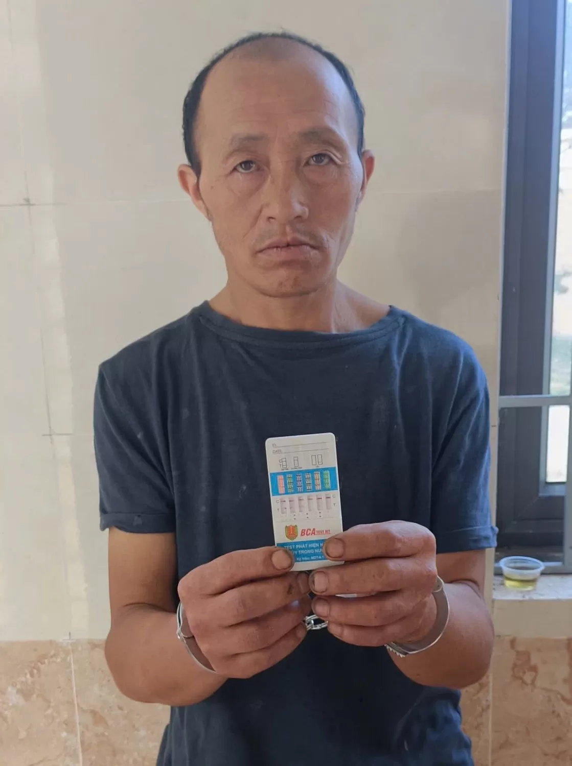 Đối tượng Chẻo A Sun test nhanh ma tuý trong nước tiểu