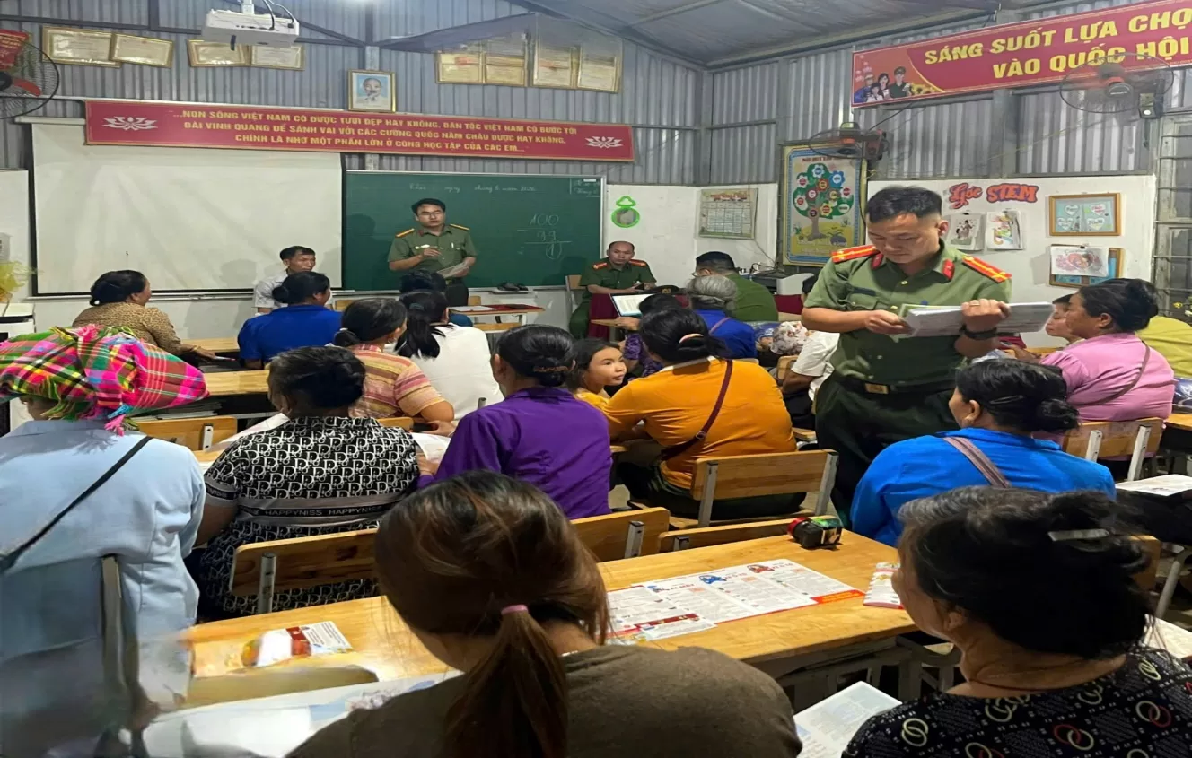 Hình ảnh cán bộ phòng An ninh nội địa tuyên truyền, phát tờ rơi cho bà con nhân dân xã Sin Suối Hồ