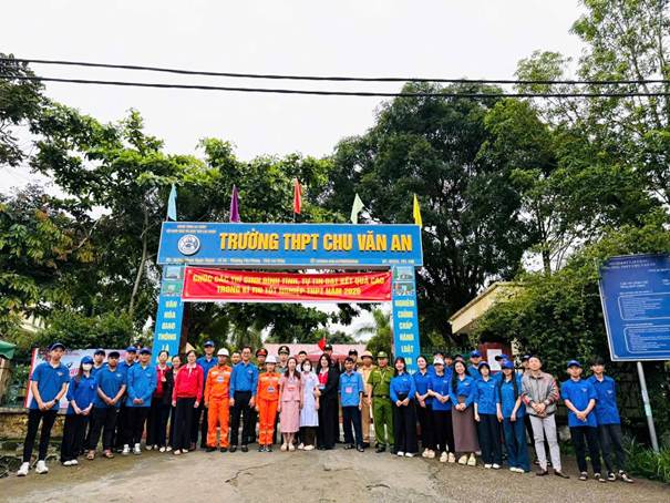Chiến sĩ CSCĐ bảo vệ điểm thi trường phổ thông Chu Văn An