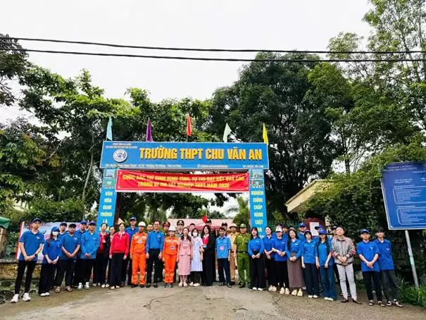 Chiến sĩ CSCĐ bảo vệ điểm thi trường phổ thông Chu Văn An
