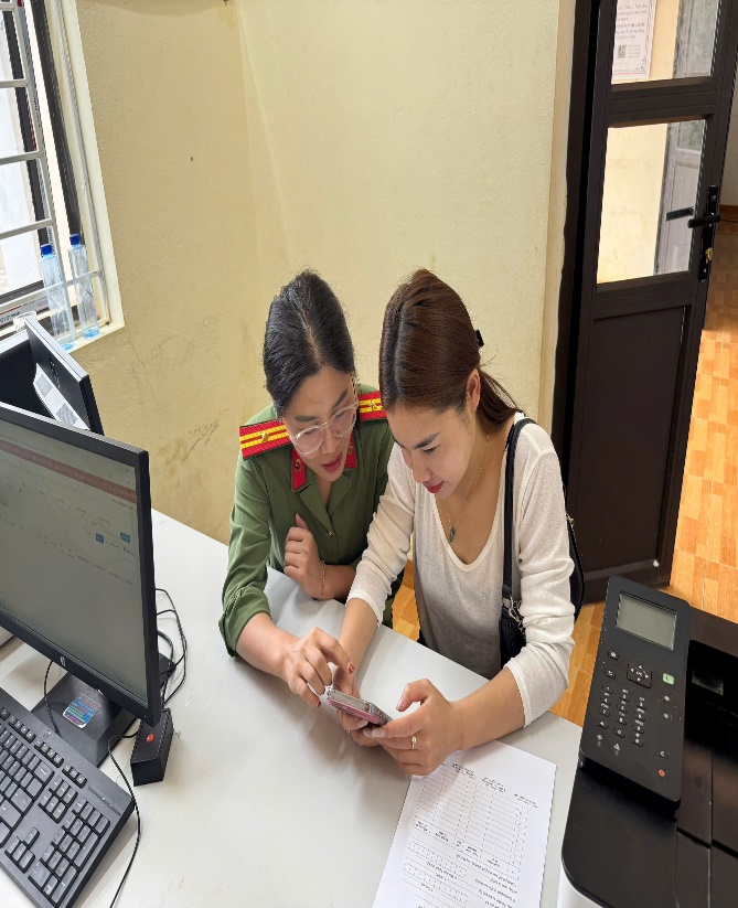 Cán bộ Công an xã người dân đăng nhận đánh giá mức độ hài lòng trên ứng dụng VneID