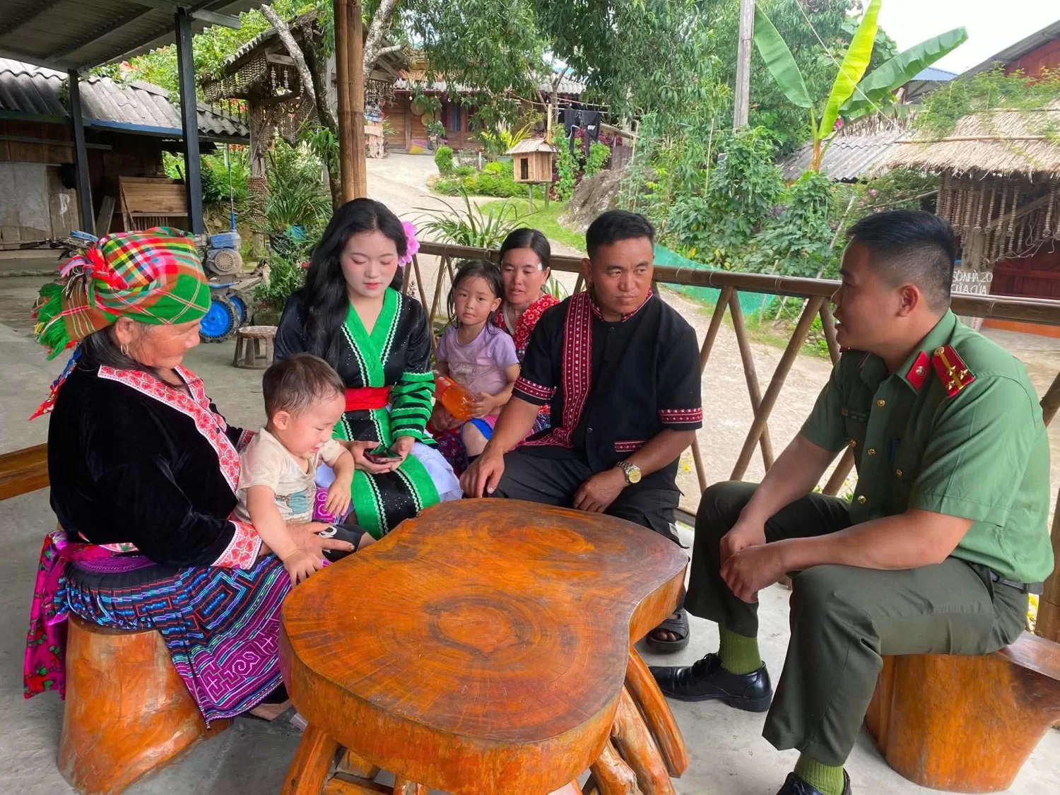 Cán bộ Công an xã trực tiếp xuống từng bản, phối hợp chặt chẽ với các già làng, trưởng bản, người có uy tín để tuyên truyền.