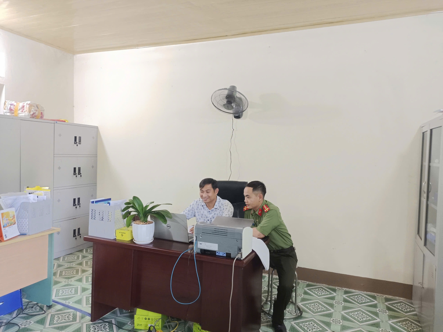Đồng chí Đại úy Má A Hồng - Phó Trưởng Công an xã đang phổ biến, tuyên truyền mốt số quy định của pháp luật và kiểm tra công tác khai báo tạm trú người nước ngoài cho Công ty cổ phần cao su Lai Châu