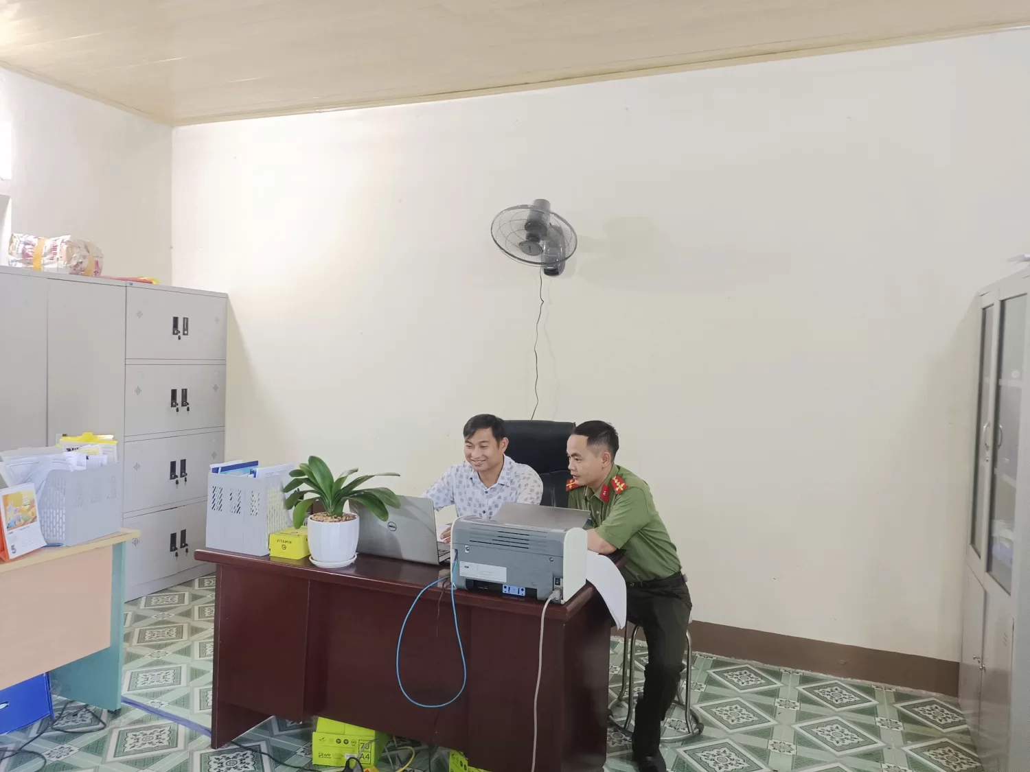 Đồng chí Đại úy Má A Hồng - Phó Trưởng Công an xã đang phổ biến, tuyên truyền mốt số quy định của pháp luật và kiểm tra công tác khai báo tạm trú người nước ngoài cho Công ty cổ phần cao su Lai Châu