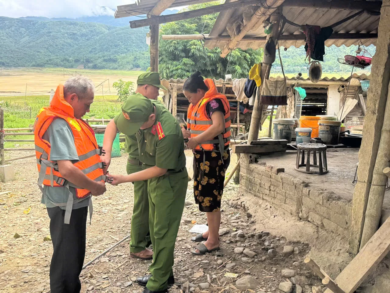 CBCS Công an xã Lê Lợi hướng dẫn nhân dâ sử dụng áo phao và tuyên truyền chấp hành sử dụng áo pháo khi sử dụng phương tiện đường thủy