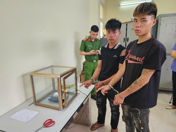 Cơ quan Công an cân xác định chất bột thu giữ của 02 đối tượng