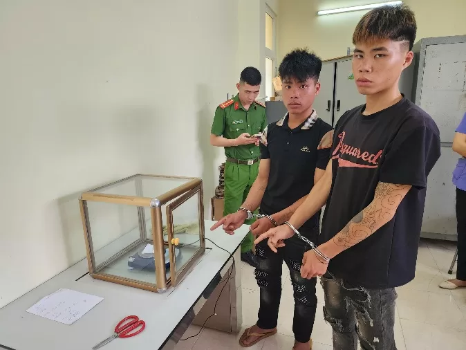 Cơ quan Công an cân xác định chất bột thu giữ của 02 đối tượng