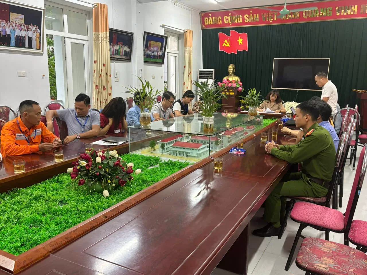 Trưởng Điểm thi phổ biến kế hoạch phân công, điều hành công tác coi thi tại Điểm thi đúng theo quy chế và hướng dẫn của Bộ Giáo dục và Đào tạo.