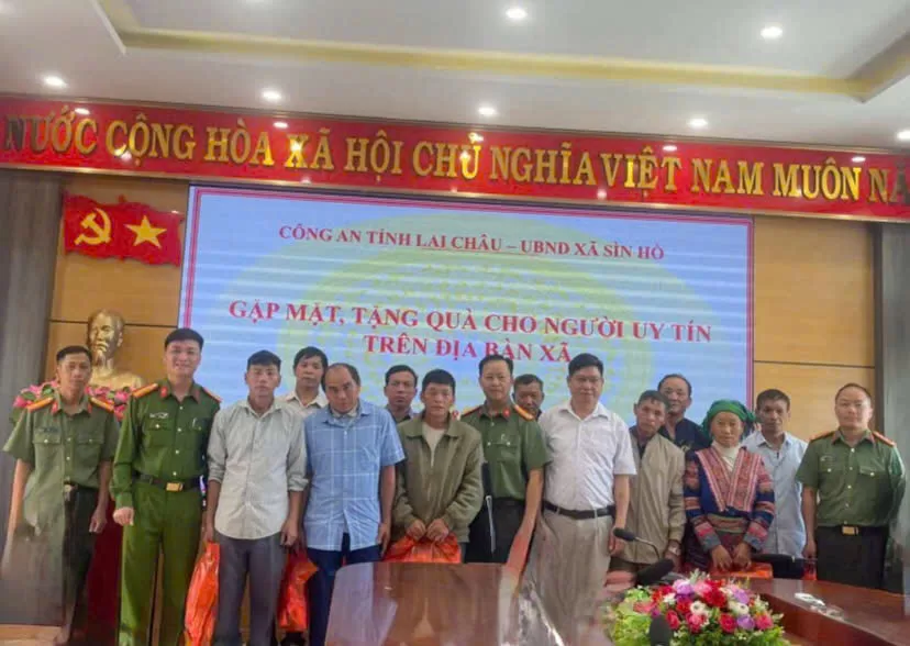 Hình ảnh lãnh đạo, CBCS phòng An ninh nội địa tặng quà người có uy tín ở xã Sìn Hồ