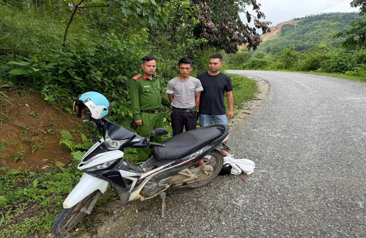 Ảnh đối tượng bị bắt giữ (đứng giữa)