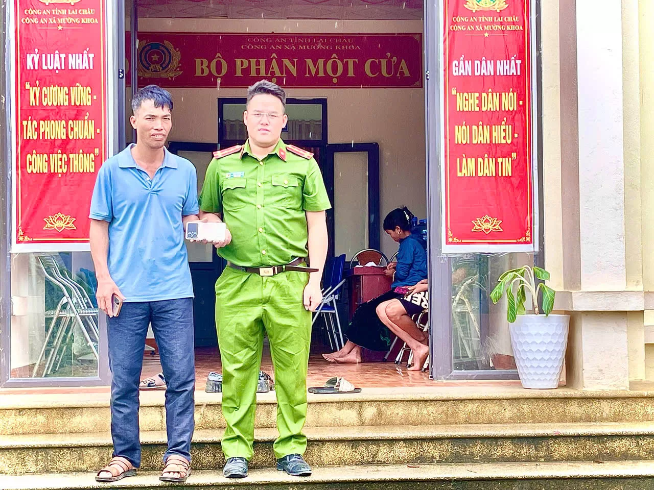 Công an xã trao trả tài sản cho công dân.
