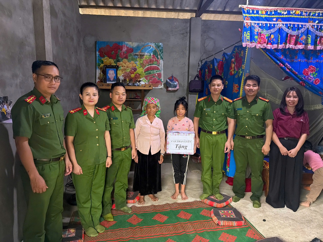 Hình ảnh Đoàn công tác đến thăm cháu Mè Bích Diệu