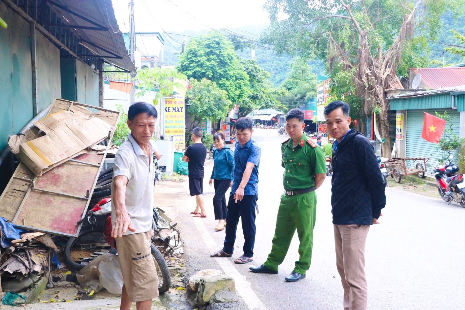 Công an xã Pa Tần phối hợp cùng các ban, ngành trên địa bàn tăng cường kiểm tra, đảm bảo hành lang an toàn giao thông trên tuyến QL12 qua địa bàn.