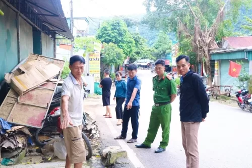 Công an xã Pa Tần phối hợp cùng các ban, ngành trên địa bàn tăng cường kiểm tra, đảm bảo hành lang an toàn giao thông trên tuyến QL12 qua địa bàn.