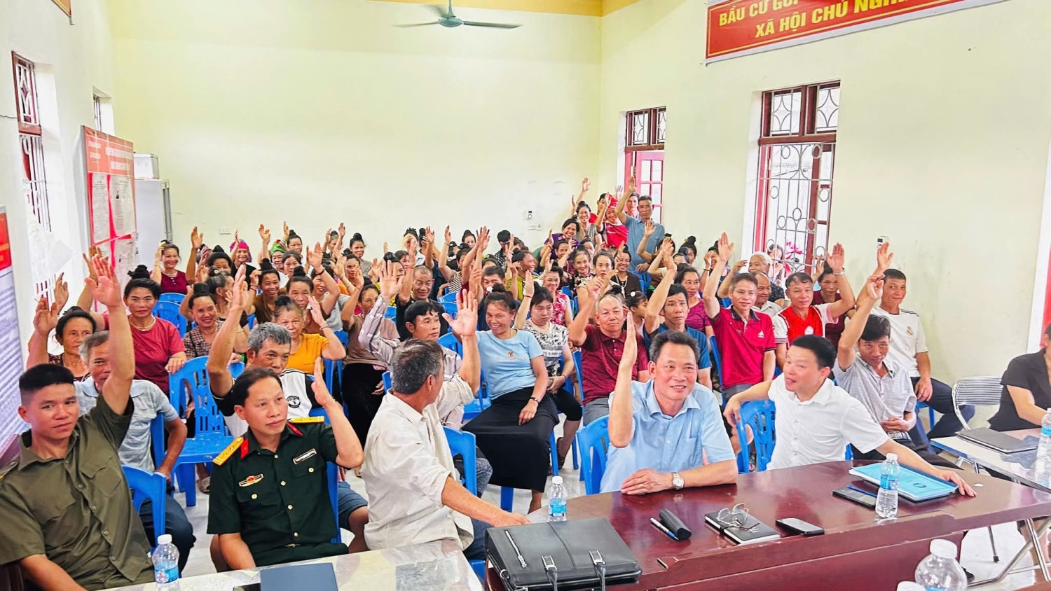 Cấp uỷ lãnh đạo xã và nhân dân trong bản biểu quyết thực hiện các chỉ tiêu bản không ma tuý năm 2026
