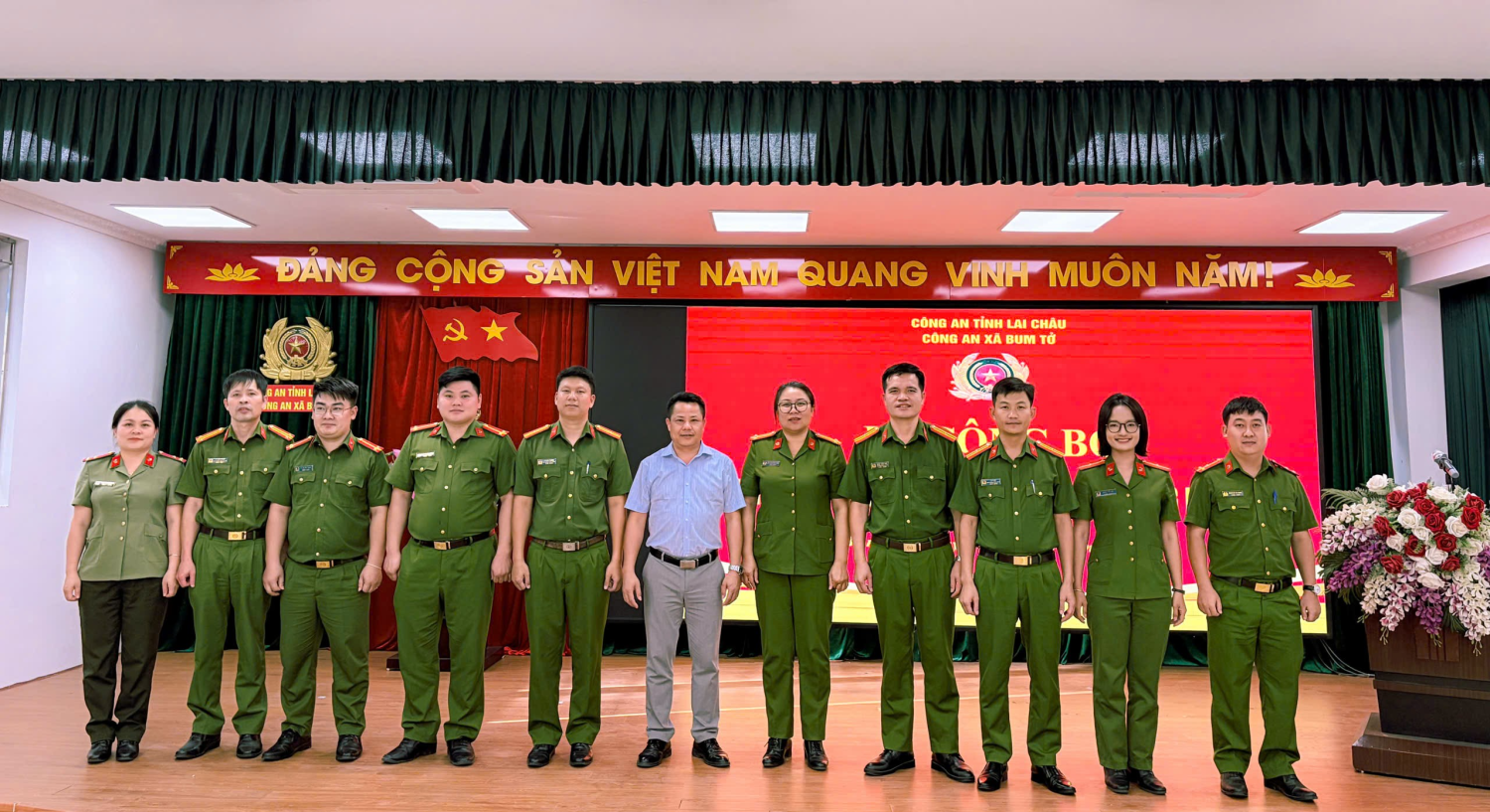 Đại biểu chụp ảnh lưu niệm cùng CBCS được thăng cấp bậc hàm, nâng bậc lương năm 2026