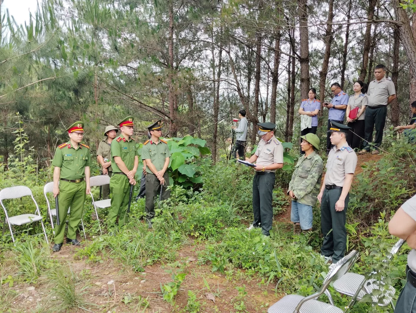 Công an xã Than Uyên bảo đảm an ninh tại khu vực cưỡng chế