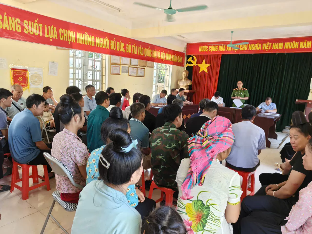 Công an xã Nậm Sỏ tăng cường vận động người dân giao nộp vũ khí, vật liệu nổ, công cụ hỗ trợ