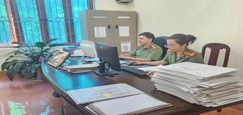 Cán bộ phòng Hồ sơ nghiệp vụ rà soát, đối chiếu làm sạch CSDL trên các phần mềm nghiệp vụ.