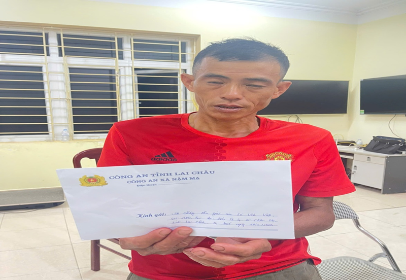 Đối tượng Lò Văn Việt cùng tang vật tại cơ quan Công an