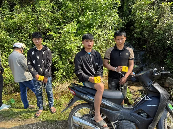 Các đối tượng 1. Lò Văn Dung; 2. Hà Văn Quyện, 3. Lường Văn Xoan cùng tang vật