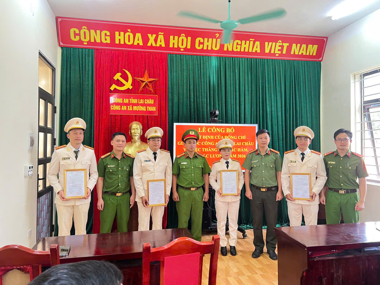 Đồng chí Thượng tá Lê Văn Nam - Trưởng Công an xã trao quyết định cho cán bộ, chiến sĩ được thăng cấp bậc hàm từ Đại úy lên Thiếu tá